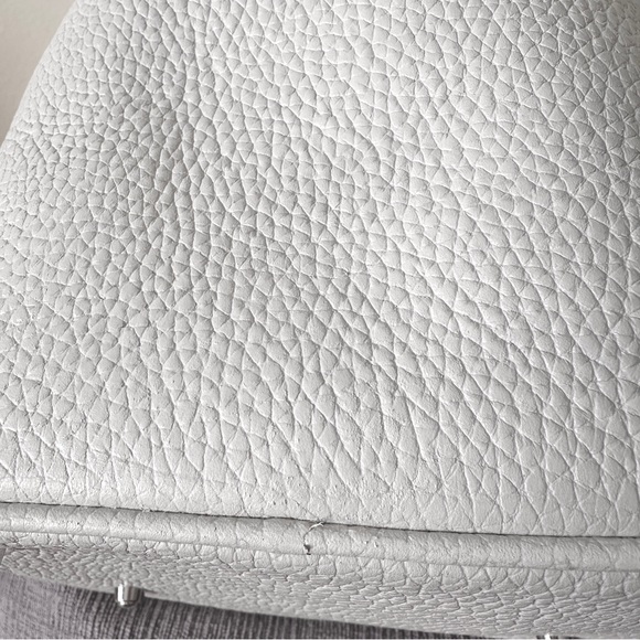 Elegant off White Leather Bucket Tote Bag with silver horse charm - Picture 11 of 13